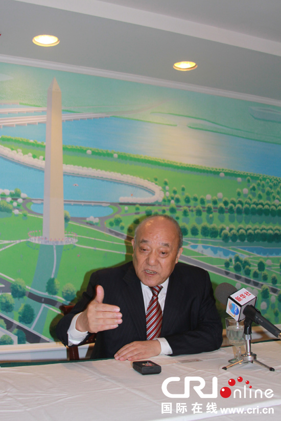 萬向集團董事局主席魯冠球向記者介紹情況 萬向集團董事局主席魯冠球向記者介紹情況