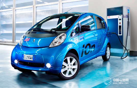 巨頭加速布局電動(dòng)車市場(chǎng) 傳統(tǒng)車企拓展充電網(wǎng)絡(luò)