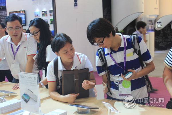 電小二攜手“特斯拉”亮相數(shù)字世界展會(huì)引轟動(dòng)