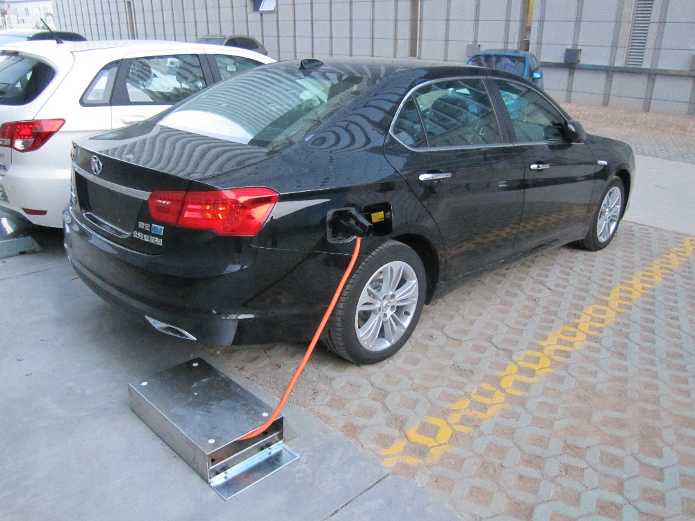 青島最大規模充電群 車檔式終端手機操控