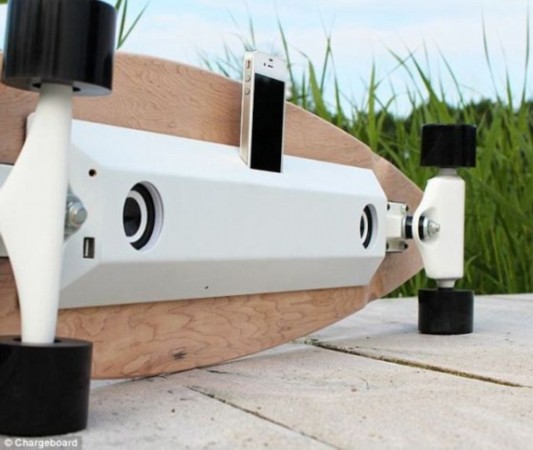 高科技滑板內置揚聲器：滑1小時給手機充滿電