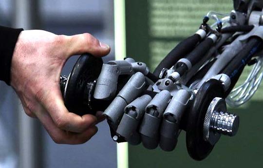 富士康百萬(wàn)機(jī)器人計(jì)劃遇挫 蘋(píng)果iPhone還需人力造