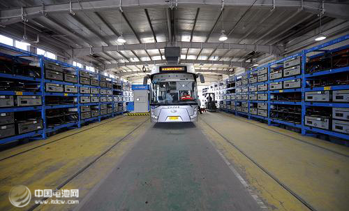 電動汽車的充電難題:充電站還是換電池? 電動汽車的充電難題:充電站還是換電池?