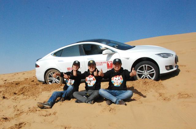 民間車(chē)主把特斯拉充電樁裝到了沙漠和草原