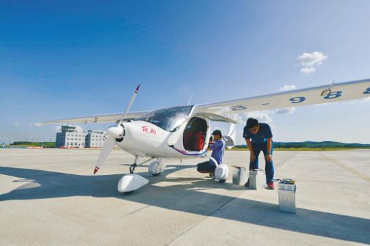 國內首款裝載鋰電池新能源飛機在法庫完成試飛
