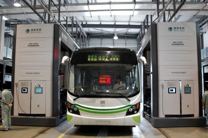 力神電池驅(qū)動青島綠色公交 機(jī)器人換電池只需6分鐘 力神電池驅(qū)動青島綠色公交 機(jī)器人換電池只需6分鐘