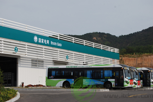 力神電池驅(qū)動青島綠色公交 機(jī)器人換電池只需6分鐘 力神電池驅(qū)動青島綠色公交 機(jī)器人換電池只需6分鐘