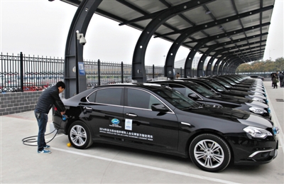 西安首批100個充電樁建成 目前免費為車充電 西安首批100個充電樁建成 目前免費為車充電