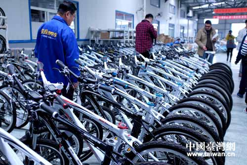 鋰電池給電動車“升級” 25公里時速續航10小時 鋰電池給電動車“升級” 25公里時速續航10小時