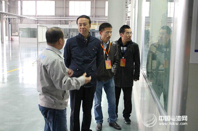 中國科學院萬立駿院士攜研究團隊郭玉國、曹安民及嚴會娟等研究員一行蒞臨成都興能新材料有限公司進行調研指導，并作學術報告和技術交流。