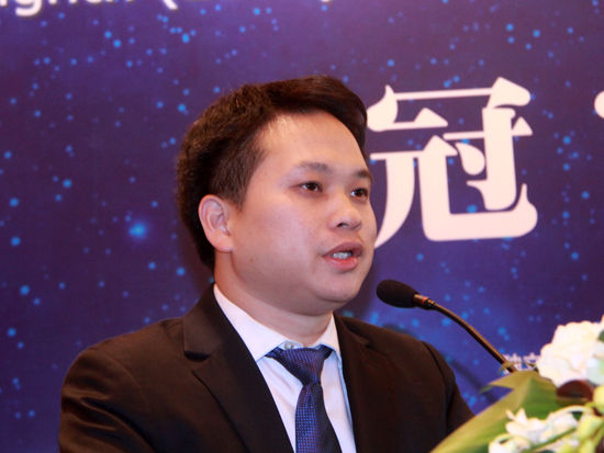 由《證券市場周刊》主辦的第八屆（2014）賣方分析師水晶球獎“年度頒獎盛典暨冠軍論壇”于2014年11月16日在北京唐拉雅秀酒店隆重舉行。上圖為招商證券首席分析師（第八屆水晶球電子行業第一名）鄢凡。(圖片來源：新浪財經 劉海偉 攝)