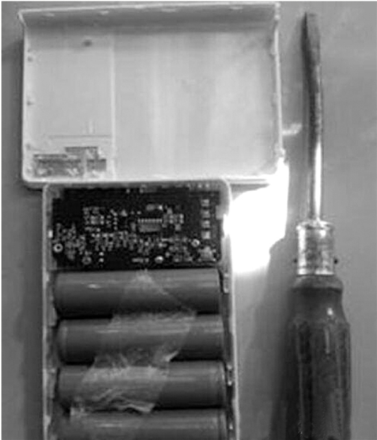 40元充電寶只能充一次 拆開里面竟然裝著4節電池 40元充電寶只能充一次 拆開里面竟然裝著4節電池