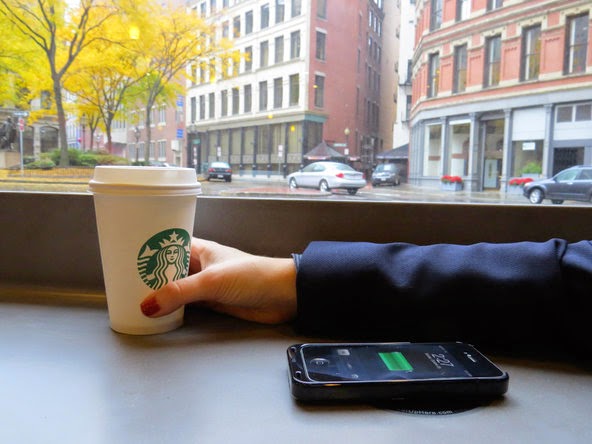 星巴克無線充電服務正式上路 手機放在桌上就能充電 星巴克無線充電服務正式上路 手機放在桌上就能充電
