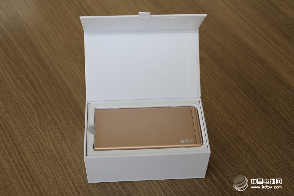 愛了,就不要釋手!電小二鋒6移動電源到手 愛了,就不要釋手!電小二鋒6移動電源到手