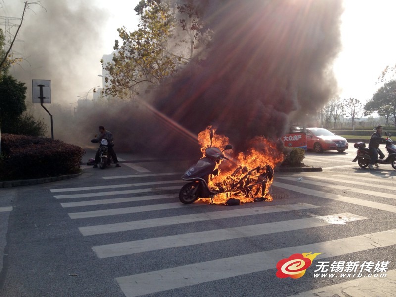 舊電池“充新”成隱患 電動(dòng)車突起大火瞬間成火海 舊電池“充新”成隱患 電動(dòng)車突起大火瞬間成火海