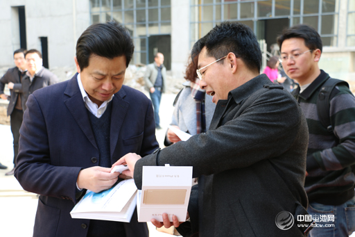 中國電池網CEO于清教贈送嘉賓移動電源 中國電池網CEO于清教贈送嘉賓移動電源