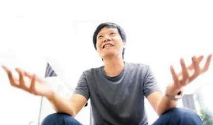 日前，余承東在一次活動(dòng)中表示小米只能跟華為的榮耀競(jìng)爭(zhēng)，余承東的這番話透露出了對(duì)小米的不以為然。按理說(shuō)，今天小米的估值已經(jīng)超過(guò)了450億美元，而雷軍本人也成為了身價(jià)過(guò)百億美元的大富豪，為何余承東卻始終看不起雷軍呢？