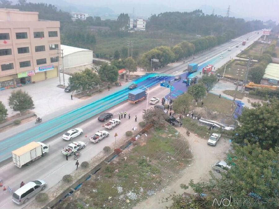 廣東江門6桶鋰電池廢電解液泄露 染藍近百米路面