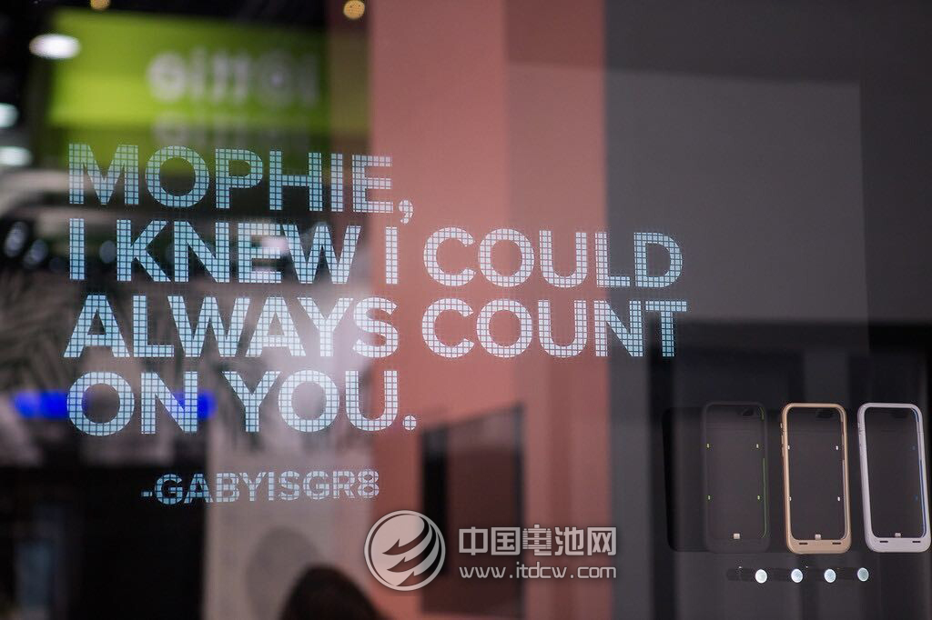 美國Mophie驚艷2015 CES  發(fā)布多款移動(dòng)電源新品