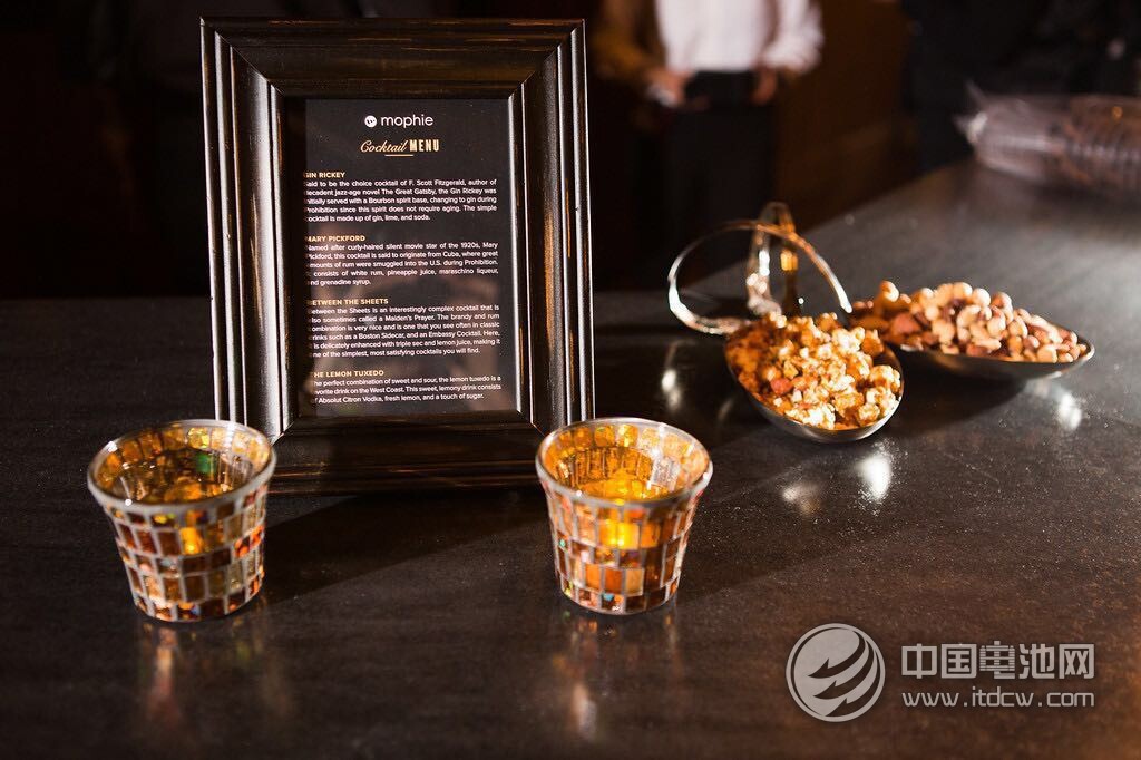 美國Mophie驚艷2015 CES  發布多款移動電源新品