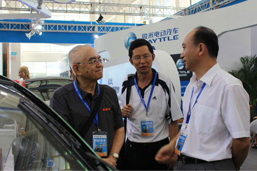 微米電動汽車搶眼山東車展 E28車型顛覆傳統工藝 微米電動汽車搶眼山東車展 E28車型顛覆傳統工藝