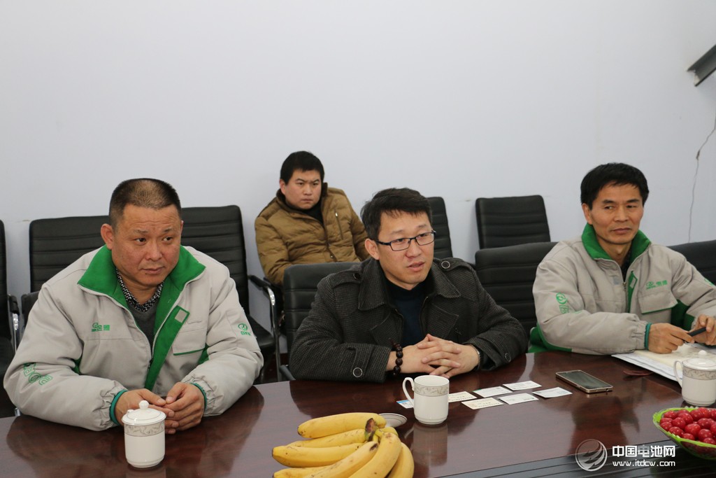 活動得到了山東省汽車行業(yè)協(xié)會的大力支持。圖為調(diào)研團(tuán)在山東德州——德州寶雅新能源汽車有限公司考察、交流。