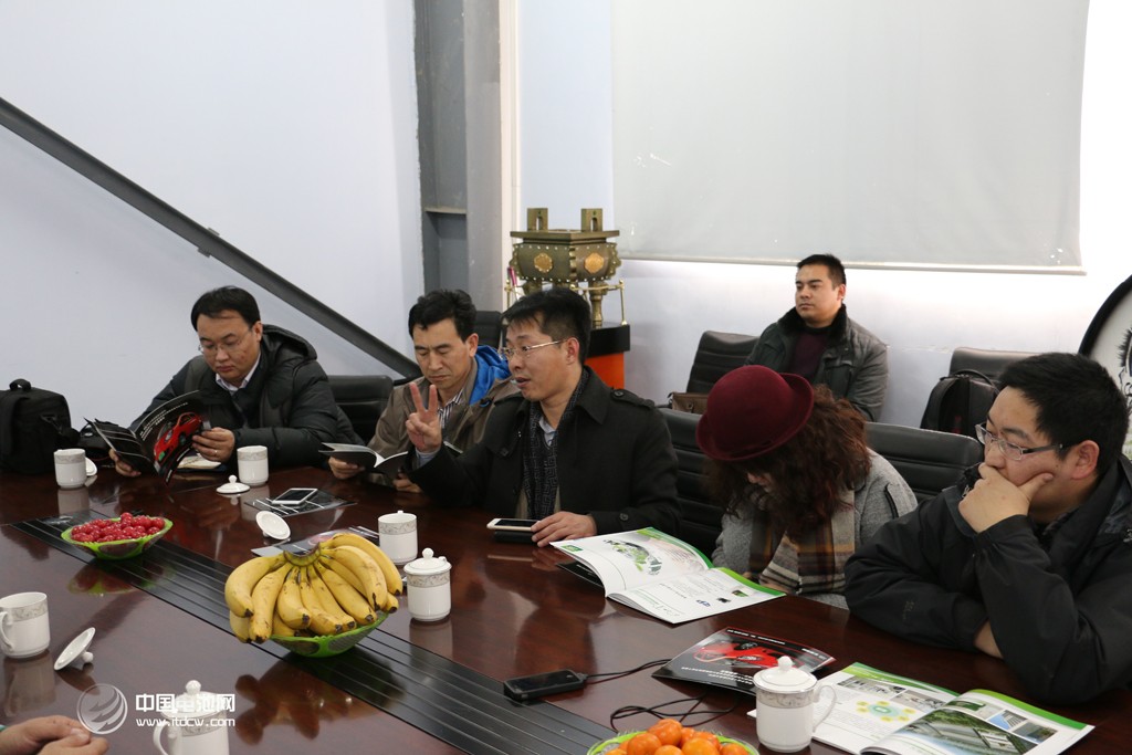活動得到了山東省汽車行業(yè)協(xié)會的大力支持。圖為調(diào)研團(tuán)在山東德州——德州寶雅新能源汽車有限公司考察、交流。