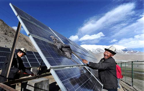 發(fā)揮新疆資源優(yōu)勢(shì) 加快光伏產(chǎn)業(yè)發(fā)展 發(fā)揮新疆資源優(yōu)勢(shì) 加快光伏產(chǎn)業(yè)發(fā)展