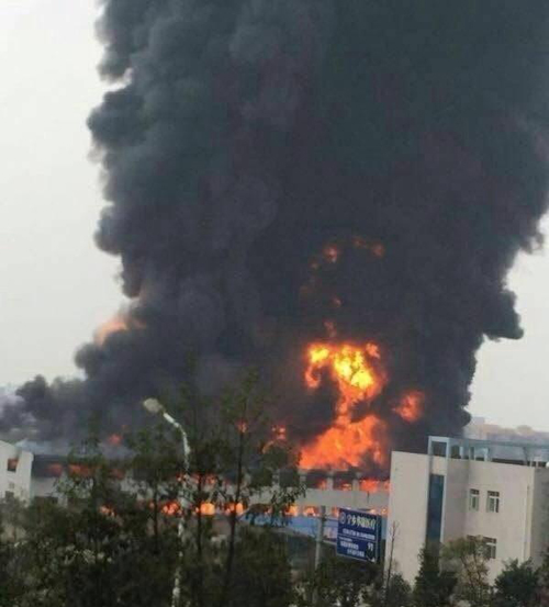 湖南寧鄉(xiāng)海納新材料爆炸濃煙沖天 多輛消防車參與救援 湖南寧鄉(xiāng)海納新材料爆炸濃煙沖天 多輛消防車參與救援