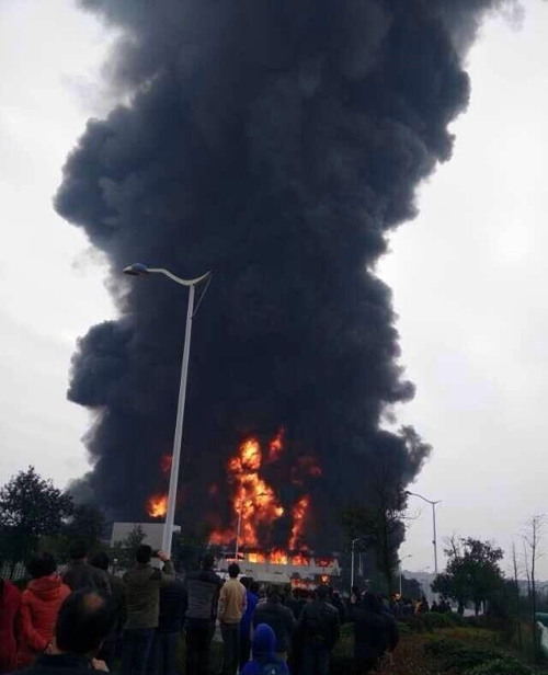 湖南寧鄉(xiāng)海納新材料爆炸濃煙沖天 多輛消防車參與救援 湖南寧鄉(xiāng)海納新材料爆炸濃煙沖天 多輛消防車參與救援