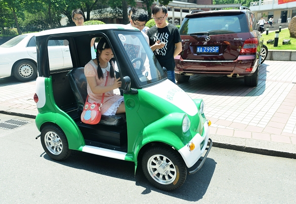 鋰電池微公交現(xiàn)身浙大   充滿電可行駛100公里