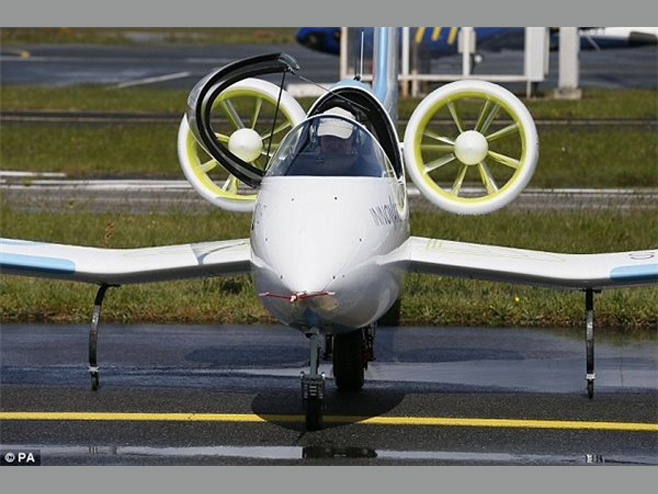 純電動飛機起飛了!“空中特斯拉”純電動飛機亮相 純電動飛機起飛了!“空中特斯拉”純電動飛機亮相