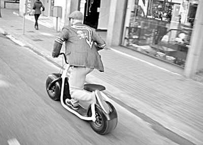 超寬超厚輪胎電動踏板車 車載電池可維持25天 超寬超厚輪胎電動踏板車 車載電池可維持25天