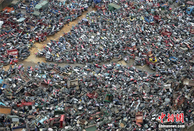 電動(dòng)車廢舊電池回收易監(jiān)管難 電池堆放污染大 電動(dòng)車廢舊電池回收易監(jiān)管難 電池堆放污染大