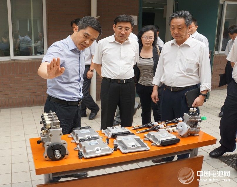 工信部部長苗圩參觀億華通燃料電池發(fā)動機等產(chǎn)品 工信部部長苗圩參觀億華通燃料電池發(fā)動機等產(chǎn)品