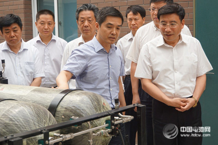 工信部部長苗圩參觀億華通燃料電池發(fā)動機等產(chǎn)品 工信部部長苗圩參觀億華通燃料電池發(fā)動機等產(chǎn)品