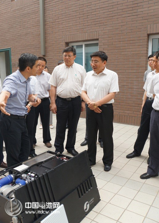 工信部部長苗圩參觀億華通燃料電池發(fā)動機等產(chǎn)品 工信部部長苗圩參觀億華通燃料電池發(fā)動機等產(chǎn)品