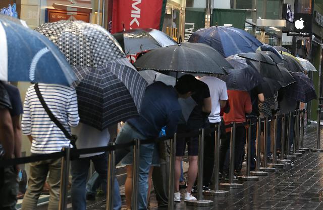 蘋果Apple Watch今日起韓國發(fā)售 大雨擋不住“果粉”熱情