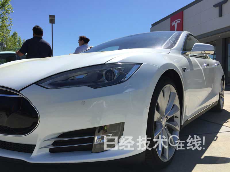 親身感受特斯拉的“車(chē)非車(chē)，而是計(jì)算機(jī)”