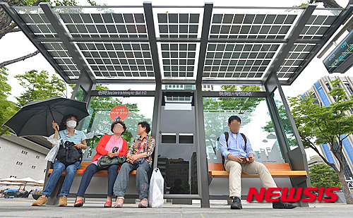 韓國民眾在太陽能公交站等候公交車。（圖片來源：韓國紐西斯通訊社）