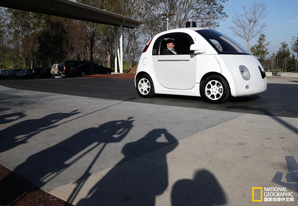 董事長Eric Schmidt正在試駕自家研發的自動駕駛汽車