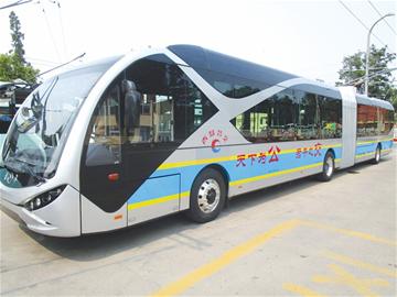 青島18米長雙源電車運行 邊行駛邊給電池充電 青島18米長雙源電車運行 邊行駛邊給電池充電