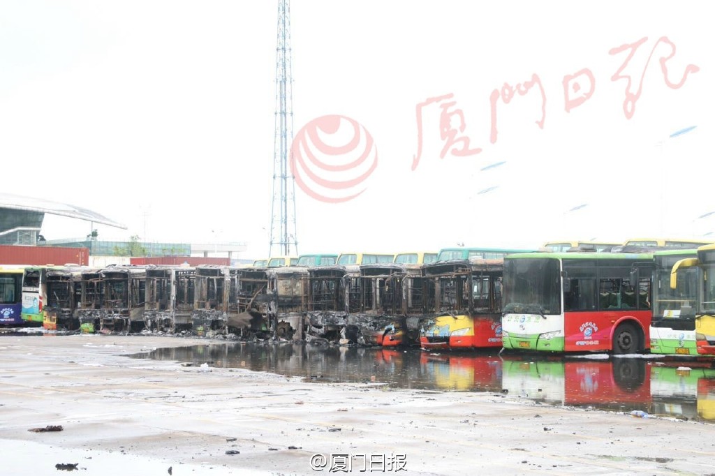 廈門公交場站起火 11車被燒損1人送醫途中身亡 廈門公交場站起火 11車被燒損1人送醫途中身亡