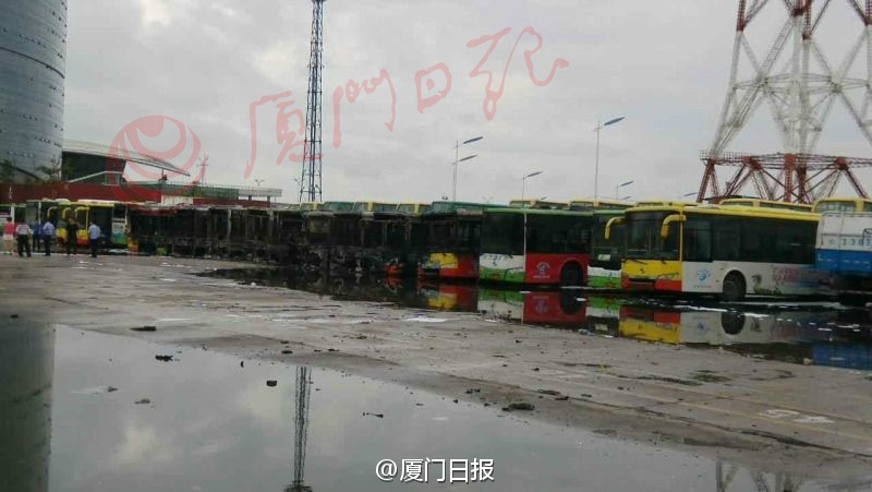 廈門公交場站起火 11車被燒損1人送醫途中身亡 廈門公交場站起火 11車被燒損1人送醫途中身亡