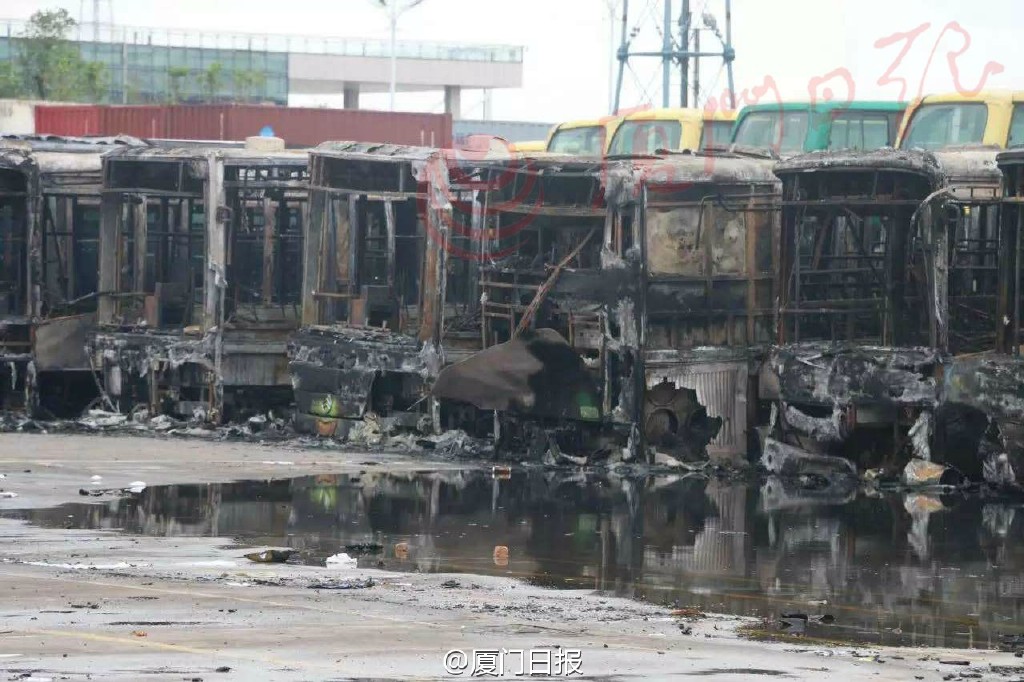 廈門公交場站起火 11車被燒損1人送醫途中身亡 廈門公交場站起火 11車被燒損1人送醫途中身亡