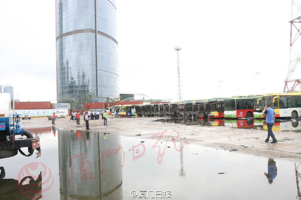 廈門公交場站起火 11車被燒損1人送醫途中身亡 廈門公交場站起火 11車被燒損1人送醫途中身亡