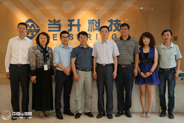 曲曉力(左二)2015答案在現場——2015中國鋰電新能源產業鏈調研團參觀當升科技 曲曉力(左二)2015答案在現場——2015中國鋰電新能源產業鏈調研團參觀當升科技