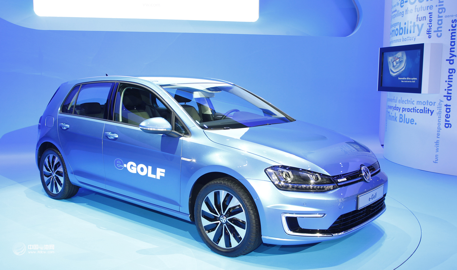 車(chē)企重金投新能源車(chē) 2017年或?qū)⒊善?chē)業(yè)顛覆元年 車(chē)企重金投新能源車(chē) 2017年或?qū)⒊善?chē)業(yè)顛覆元年