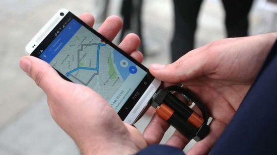 簡易移動電源：兩節5號電池就能給手機供電