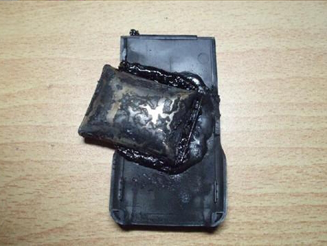 長春小伙用針扎鼓包手機(jī)電池 引發(fā)電池爆炸